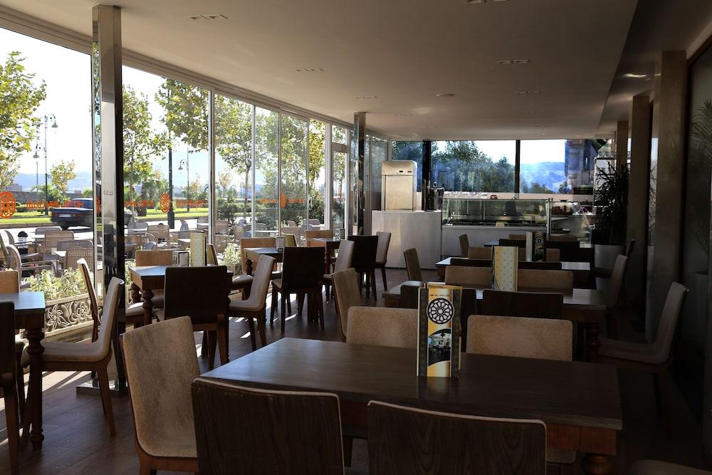 Hotel A44 3*